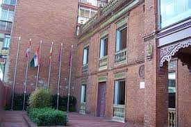 Fachada principal de la Casa de la India con banderas y entrada principal