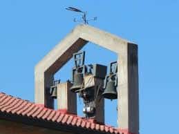 Detalle de campanas en la torre de la Parroquia de San Lamberto