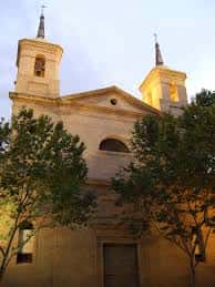 Fachada principal de la Iglesia de Nuestra Señora de Altabás al atardecer