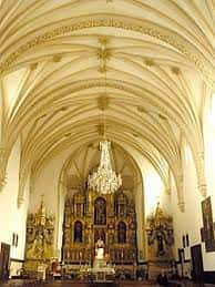Interior de la Iglesia de San Agustín con bóveda estrellada y retablo principal