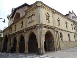 Fachada principal de la Iglesia de San Agustín con arcos y detalles arquitectónicos