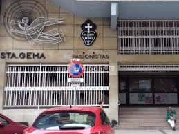 Fachada principal de la Parroquia de San Miguel y Santa Gema con el escudo de los Pasionistas