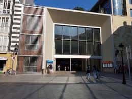 Vista exterior de la estación de Zazpikaleak/Casco Viejo con fachada moderna y cristalera