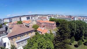 Vista aérea panorámica del Campus Industrial de Ferrol con edificios de ladrillo y zonas verdes