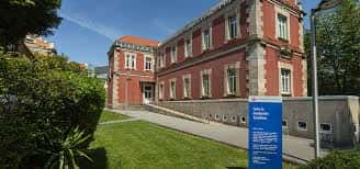 Fachada principal del edificio histórico del campus con señalización institucional