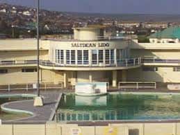 Vista elevada del Saltdean Lido con piscina y entorno urbano