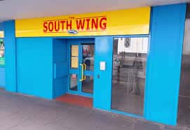 Entrada al South Wing de Community Base con señalización clara