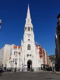 Fachada principal de la Iglesia de San José de la Montaña en Bilbao bajo cielo azul