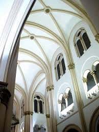 Interior de la iglesia mostrando bóvedas góticas y arcos decorativos
