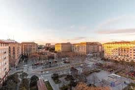 Vista panorámica de la Plaza San Francisco al atardecer con edificios históricos y árboles