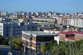 Vista elevada de la Praza do Pobo integrada en el tejido urbano de Vigo