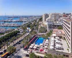 Vista aérea del hotel junto al puerto de Palma de Mallorca