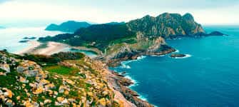 Costa rocosa y bahía de las Islas Atlánticas con mar azul
