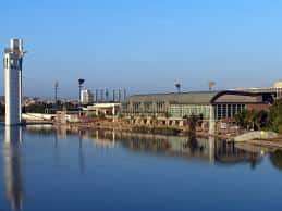 Vista exterior del Pabellón de la Navegación desde el río Guadalquivir con la Torre Schlinder al fondo