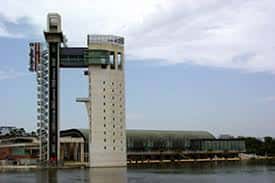 Torre Schlinder y estructura del Pabellón de la Navegación en un día nublado