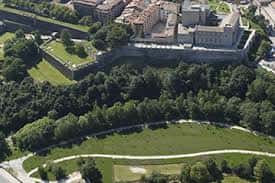 Vista aérea del Parque de la Runa mostrando su extensión verde junto a las murallas de Pamplona