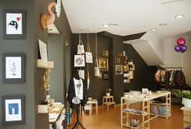Interior de la tienda Vaidhé en Vigo con decoración de diseño y productos artesanales