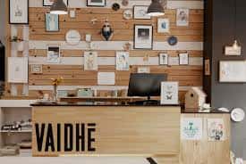 Mostrador de recepción de Vaidhé Shop con pared decorada y elementos de diseño