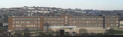 Panorámica del complejo Mithras House con vista a la colina residencial de Brighton al fondo