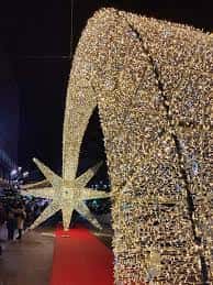 Decoración navideña con estrella luminosa y arco de luces en Vigo