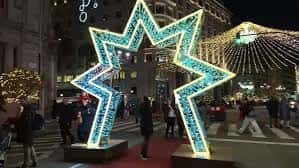 Gran estrella iluminada con luces azules y blancas en centro urbano de Vigo