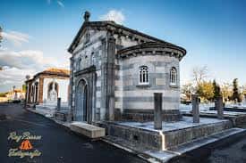 Fachada de un mausoleo histórico con detalles arquitectónicos y columnas