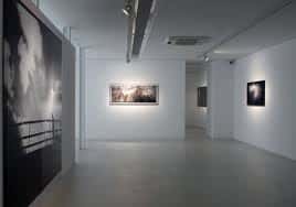 Interior de la sala de exposiciones con obras de Gert Voor in't Holt en el Centro Cultural Montehermoso