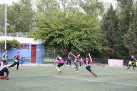 Partido de fútbol sala en pista cubierta dentro del complejo deportivo