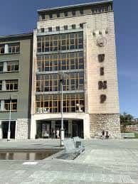 Fachada principal del edificio de la UIMP en Santander con el logo institucional visible