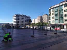 Plaza de la Pasarela de Xosé Adrio Barreiro en un día soleado, mostrando el espacio abierto y la arquitectura circundante