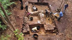 Excavación arqueológica en el Castro de Esmelle con investigadores trabajando