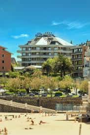 Vista exterior del Gran Hotel Victoria en Santander con playa al frente