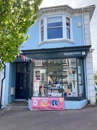 Fachada exterior de Starling Studio en Brighton con detalles arquitectónicos y decoración festiva