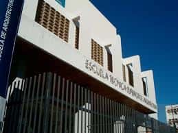 Fachada principal de la Escuela Técnica Superior de Arquitectura con diseño moderno y cielo azul