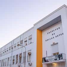 Fachada moderna de la Facultad de Bellas Artes con detalles en blanco y naranja