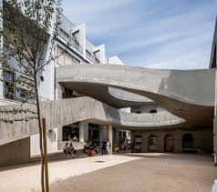 Patio interior con arquitectura contemporánea y espacios abiertos para eventos