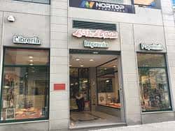 Fachada de la librería La Voz de la Verdad en Lugo con escaparates y entrada principal