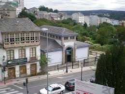 Vista aérea del edificio de la librería La Voz de la Verdad en su entorno urbano