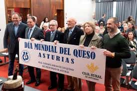 Grupo de asistentes sosteniendo un cartel del Día Mundial del Queso en Asturias