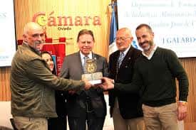 Ceremonia de entrega de una medalla o distinción en un evento de la Real Cofradía