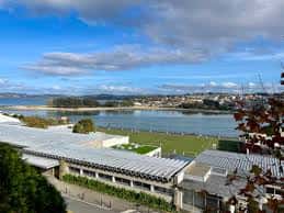Vista panorámica del Colegio Santa María del Mar con campos deportivos y bahía de A Coruña al fondo