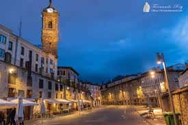 Plaza del Machete al atardecer con iluminación cálida y terrazas de restaurantes, ambiente festivo