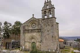 Iglesia románica del Divino Salvador en Serantes, con fachada de piedra y rosetón central