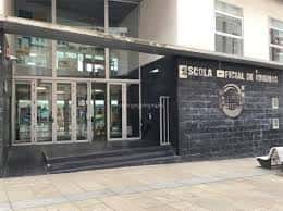 Fachada principal de la Escola Oficial de Idiomas de Ferrol con entrada y letrero