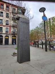 Plaza Doctor Fleming con el monumento a Fleming y entorno urbano, ideal para eventos culturales al aire libre