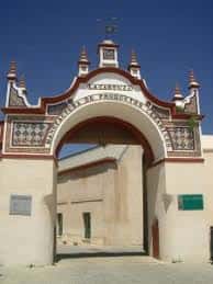 Arco de entrada con inscripción 'Instituto Andaluz del Patrimonio Histórico' y decoración cerámica tradicional