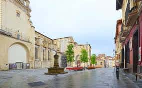 Plaza de Santa María con fuente central y árboles jóvenes