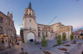 Plaza de Santa María al atardecer con la torre de la Catedral