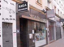 Fachada exterior de la Librería SAGA en Vitoria, mostrando el letrero y la entrada principal