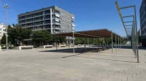 Vista general de la Plaza Alfredo Floristán con estructura de sombra y edificios residenciales al fondo